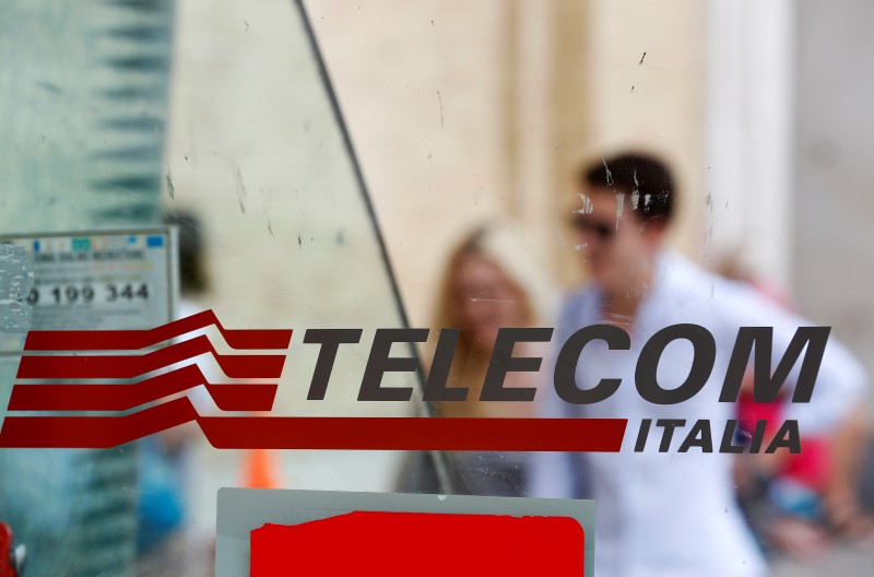 © Reuters. Telecom Italia intensifica su gasto doméstico, frena reducción de la deuda