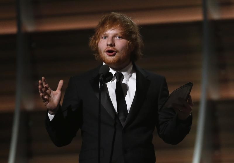 © Reuters. ED SHEERAN OBTIENT LE PRIX DE LA MEILLEURE CHANSON AUX GRAMMY AWARDS