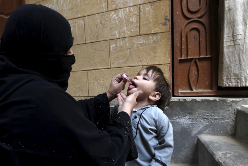 © Reuters. رغم تهديدات .. آلاف الباكستانيين يشاركون في حملة لمكافحة شلل الأطفال
