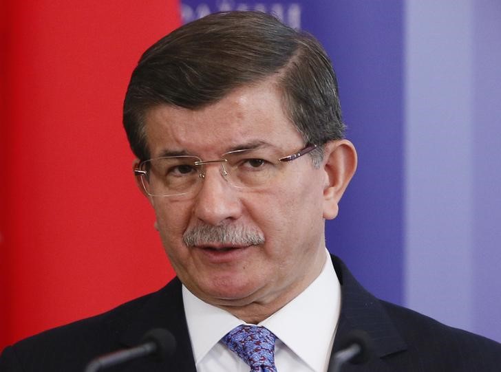 © Reuters. داود أوغلو: تركيا ستواصل اتخاذ إجراءات لتفادي حرب في سوريا
