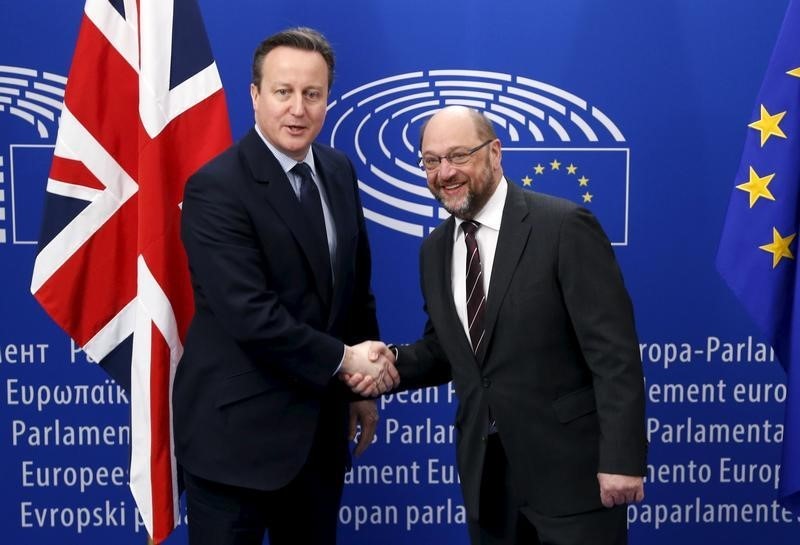 © Reuters. Premiê britânico David Cameron posa ao lado do presidente do Parlamento Europeu, Martin Schulz, em Bruxelas