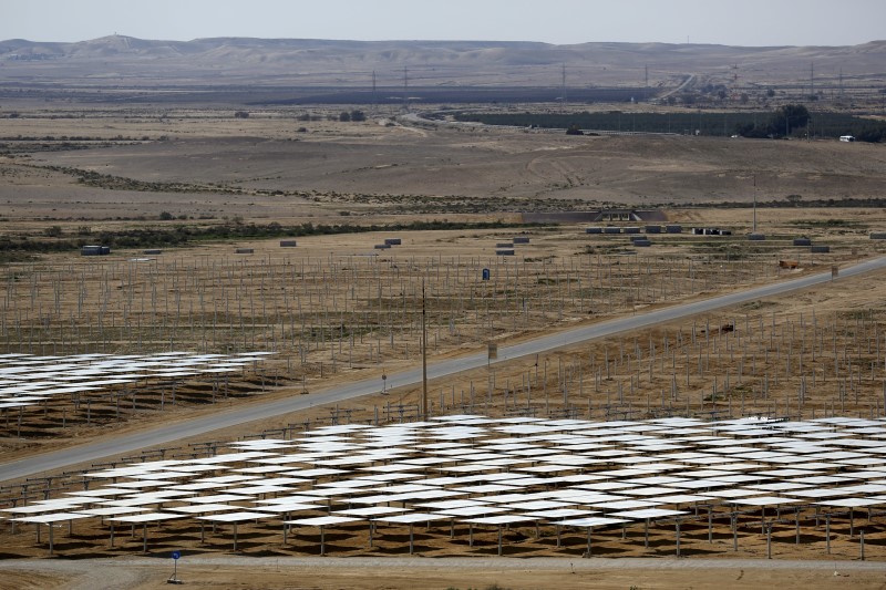 © Reuters. برج جديد للطاقة الشمسية في إسرائيل