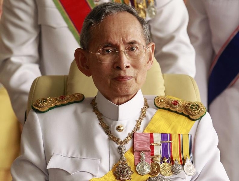 © Reuters. Thailand's King Bhumibol Adulyadej leaves the Siriraj Hospital for a ceremony at the Grand Palace in Bangkok