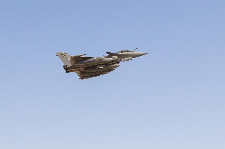 © Reuters. A French Rafale fighter jet, carrying cruise missiles, flies on a mission from an undisclosed base in the United Arab Emirates