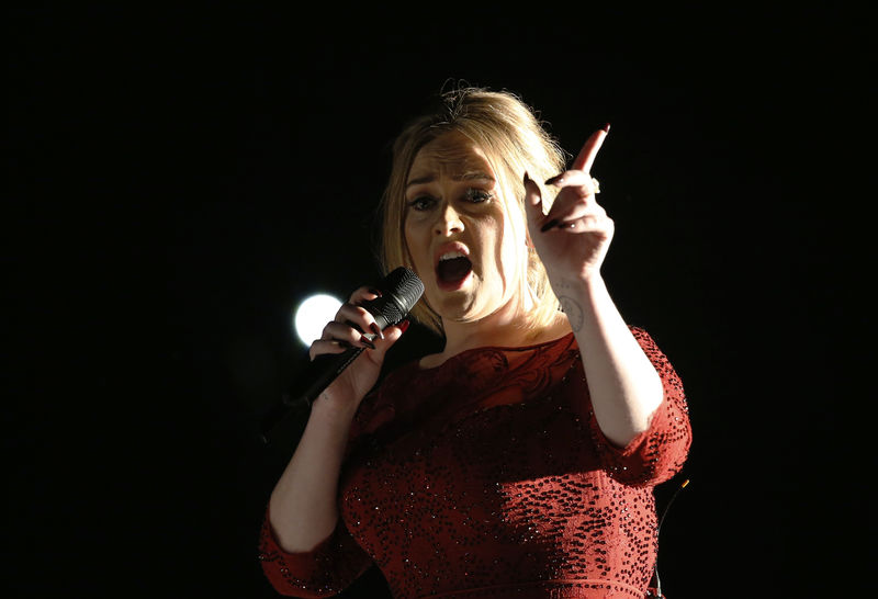 © Reuters. Cantora Adele se apresenta na 58ª edição do Grammy em Los Angeles