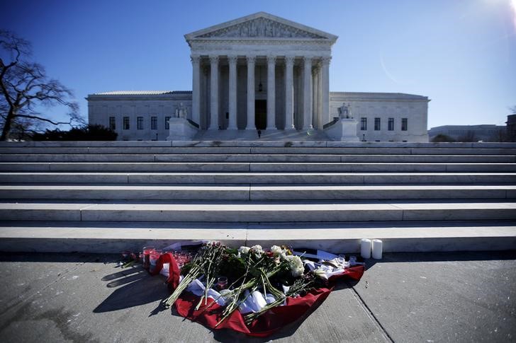 © Reuters. Flowers are seen in front of the Supreme Court building in Washington D.C. after the death of U.S. Supreme Court Justice Antonin Scalia