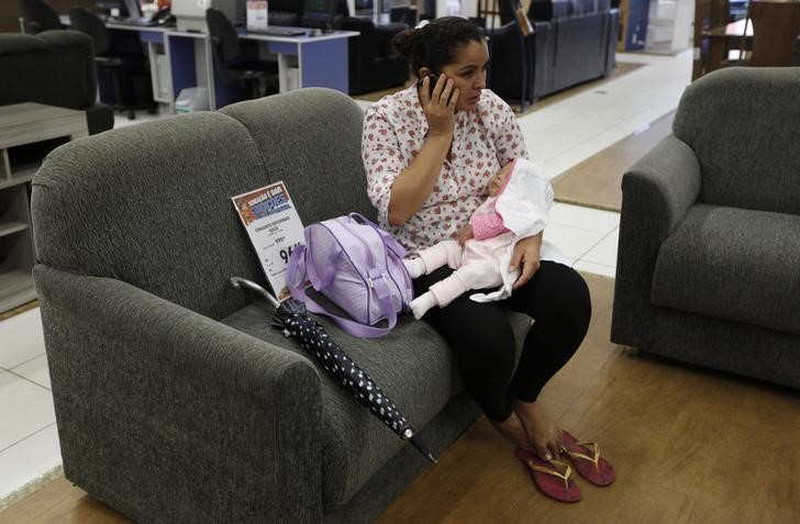 © Reuters. Mulher em loja de móveis e eltrodomésticos em São Paulo