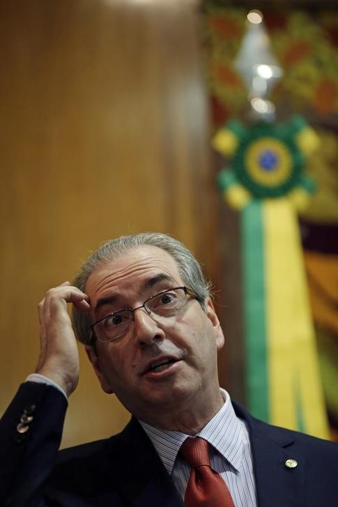 © Reuters.  Cunha fala com jornalistas na Câmara