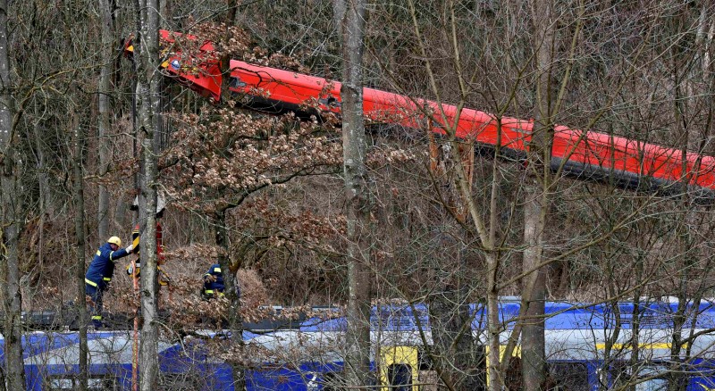 © Reuters. Members of German Federal Agency for Technical Relief work at the site of the two crashed trains near Bad Aibling