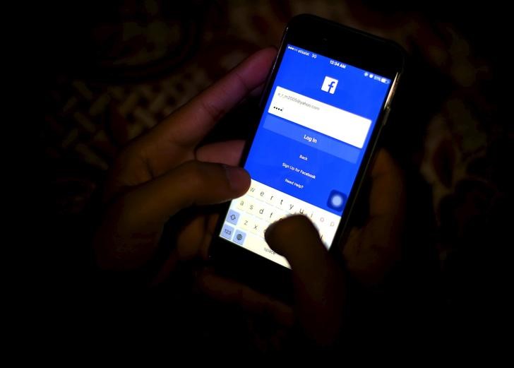 © Reuters. Egipto detiene a un usuario de Facebook por comentarios sobre mujeres infieles