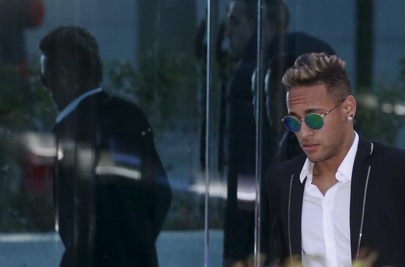 © Reuters. Un tribunal brasileño bloquea el uso de bienes de Neymar por valor de 50 mln dólares