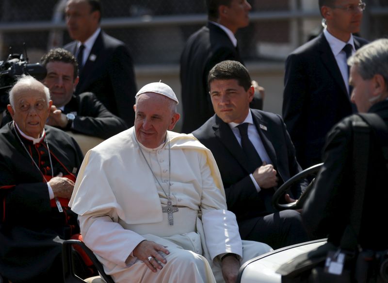 © Reuters. Papa Francisco chega para missa no estádio Venustiano Carranza em Morelia