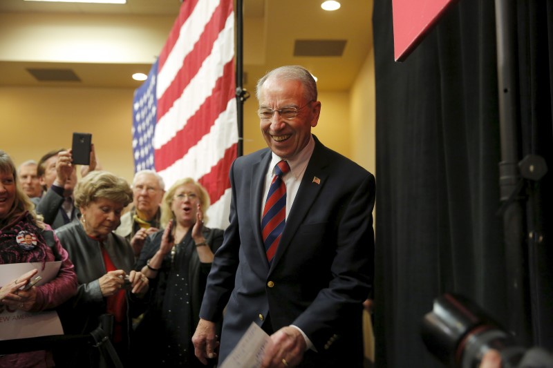 © Reuters. Senator Chuck Grassley (R-IA) walks on stage at an event for Republican presidential candidate Senator Marco Rubio (R-FL) at the Ramada Hotel in Urbandale, IA