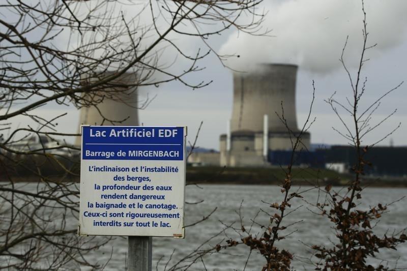 © Reuters. Two cooling towers and pressurized water reactors of the  nuclear power plant of French supplier Electricite de France (EDF) are pictured next to the artificial bassin of Lake Mirgenbach in Cattenom