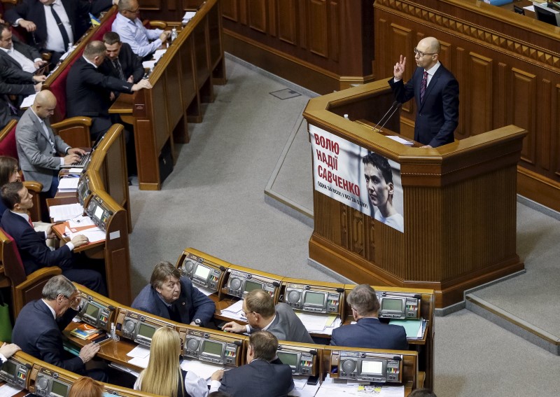 © Reuters. Premiê ucraniano Yatseniuk faz discurso no Parlamento em Kiev