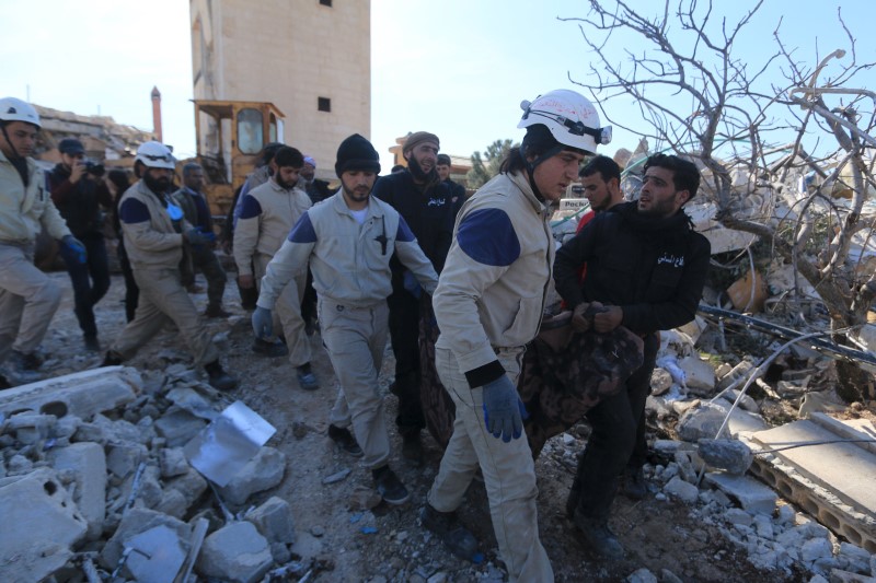 © Reuters. مرصد: مقتل 15 في ضربات جوية في مدينة بشمال شرق سوريا