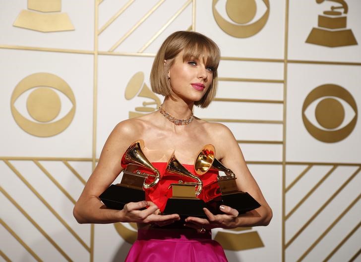 © Reuters. Taylor Swift é premiada no Grammy em Los Angeles