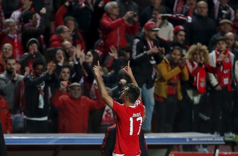 © Reuters. Jonas comemora gol do Benfica contra o Zenit São Petersburgo 