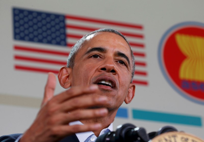 © Reuters. U.S. President Barack Obama speaks at a news conference after ASEAN summit in Rancho Mirage, California