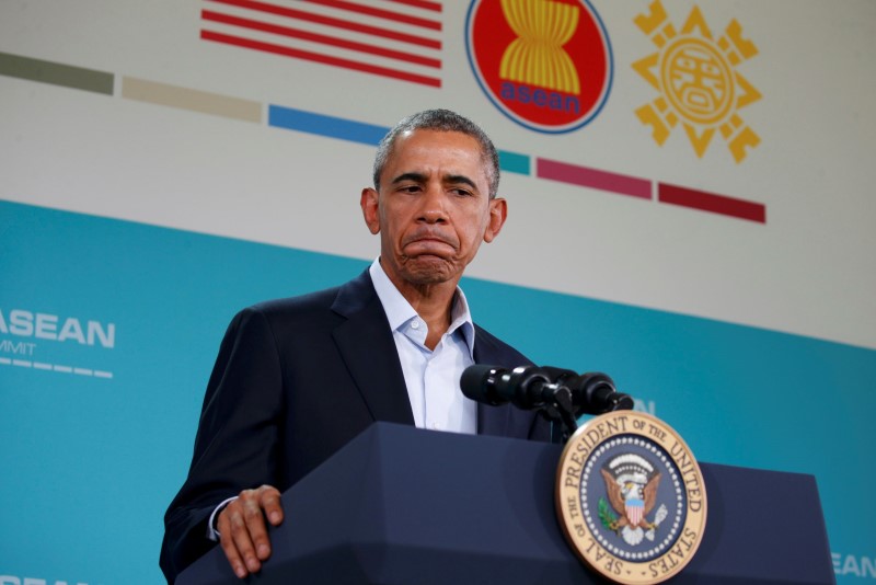 © Reuters. U.S. President Barack Obama speaks at a news conference after ASEAN summit in Rancho Mirage, California