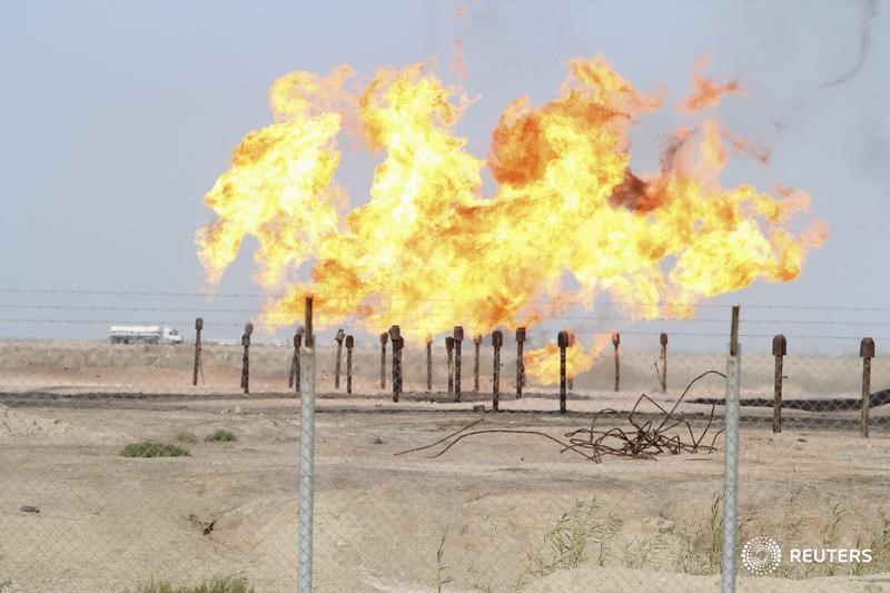 © Reuters. Excess gas is burnt off at a pipeline at Rumaila oilfield in Basra