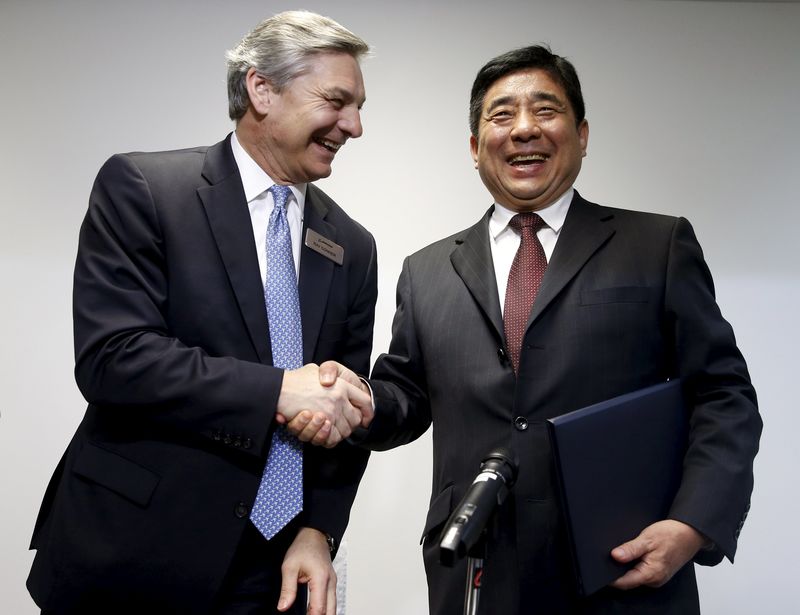 © Reuters. Boeing's Chief Executive Officer of Commercial Airplanes Ray Conner shake hands with Okay Airways Chairman Wang Shusheng after a signing ceremony at the Singapore Airshow at Changi Exhibition Center