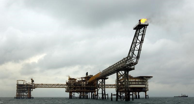 © Reuters. The SPQ1 gas platform is seen on the southern edge of Iran's South Pars gas field in the Gulf, off Assalouyeh