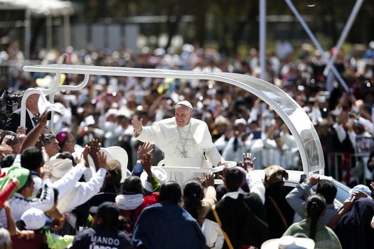 © Reuters. Papa Francisco regaña a asistente a acto en México tras fuerte tirón