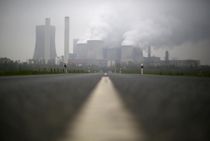 © Reuters. A road leads to the coal power plant of German utility RWE Power near the western town of Niederaussem