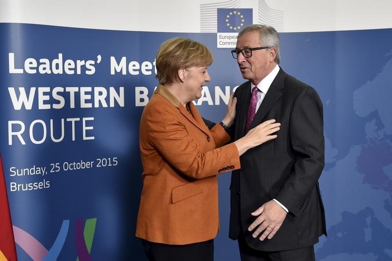© Reuters. Juncker ve avances en la crisis de inmigrantes, alaba a Merkel