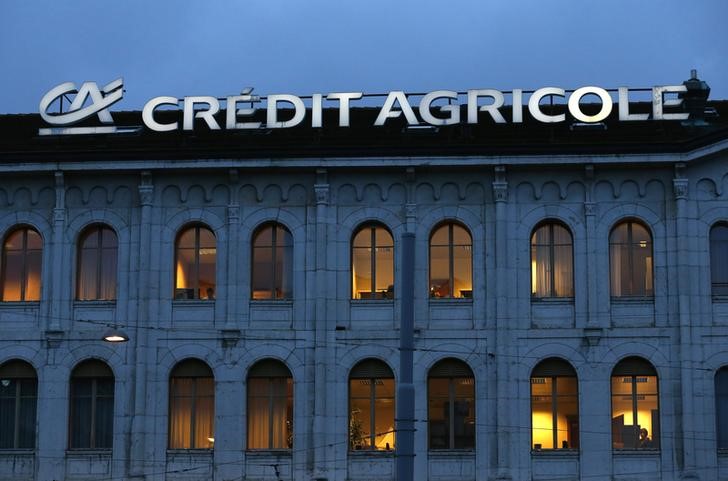 © Reuters. Вывеска Credit Agricole на здании банка в Женеве