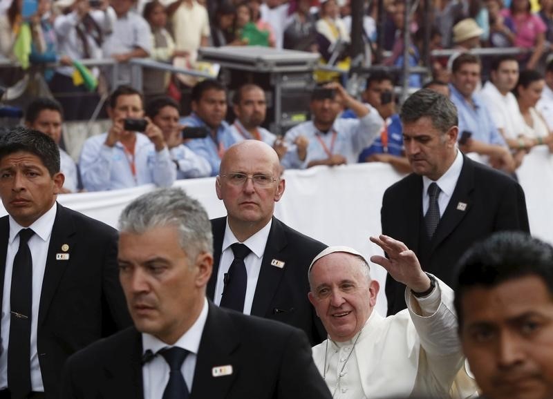 © Reuters. البابا يفقد هدوءه بسبب شخص كاد أن يسقطه أرضا