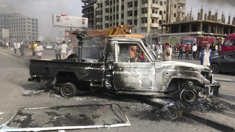 © Reuters. شهود وسكان: مقتل 8 في انفجار استهدف معسكرا للجيش في جنوب اليمن