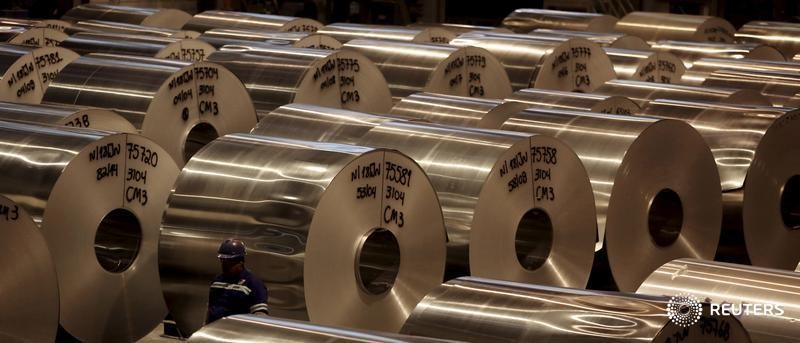 © Reuters. Катушки алюминия на алюминиевой фабрике Noveli в Бразилии