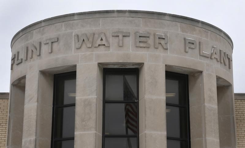 © Reuters. تقرير: سكان فلينت الأمريكية دفعوا فواتير طائلة للمياه رغم تلوثها