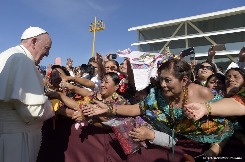 © Reuters. Papa Francisco cumprimenta fiéis em San Cristobal de las Casas