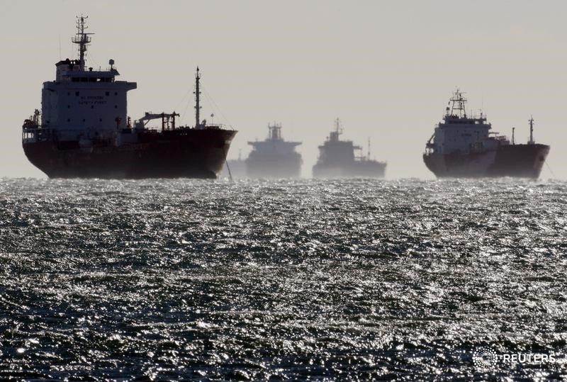 © Reuters. Нефтяные и газовые танкеры стоят на якоре у нефтяного терминала Фос-Лавера недалеко от Марселя