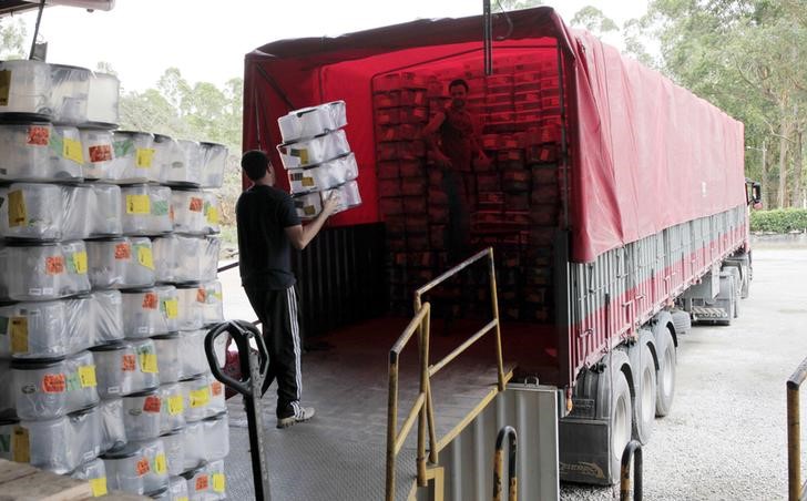 © Reuters. Caminhão é carregado com caixas na Jamo Equipamentos, em Jaraguá do Sul, Santa Catarina