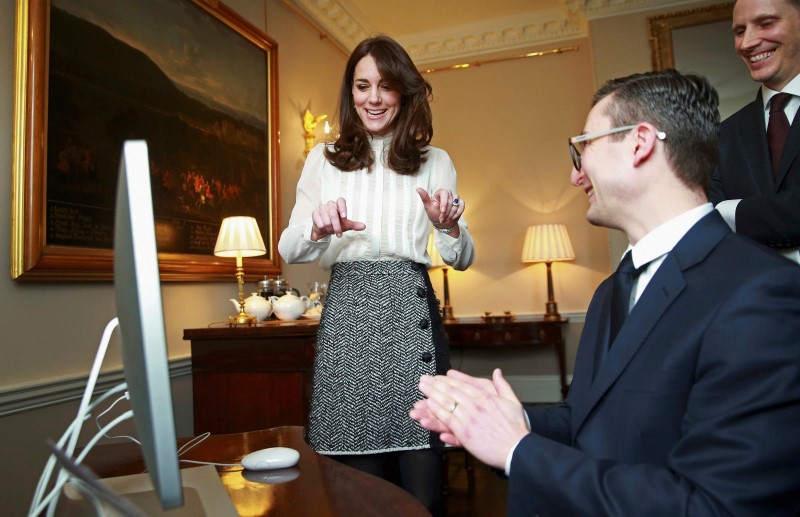 © Reuters. Duquesa Kate conversa com funcionários do Huffington Post UK no Palácio de Kensington, em Londres