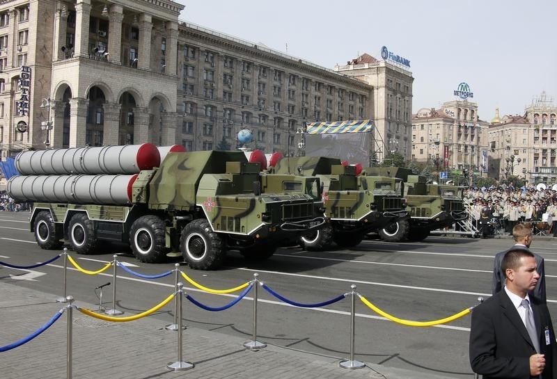 © Reuters. وكالة: روسيا ترسل الشحنة الأولى من نظام صواريخ إس-300 لإيران الخميس