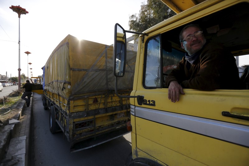 © Reuters. UN CONVOI HUMANITAIRE ARRIVE À DAMAS