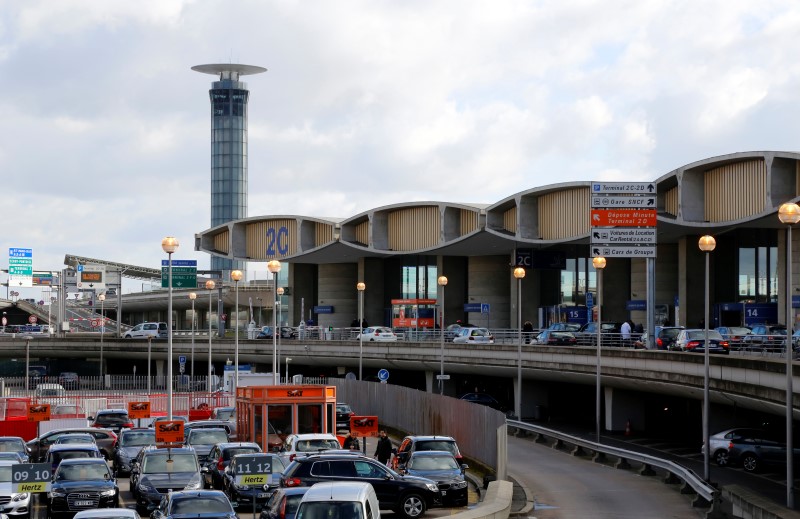 © Reuters. LE TRAFIC PASSAGERS PLUS FORT DANS LES ARÉOPORTS RÉGIONAUX QU'À PARIS EN 2015