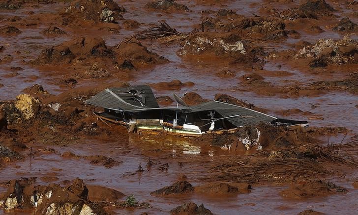 © Reuters. Casa soterrada por lama no distrito de Bento Rodrigues devido a rompimento de barragem da mineradora Samarco em Mariana (MG)