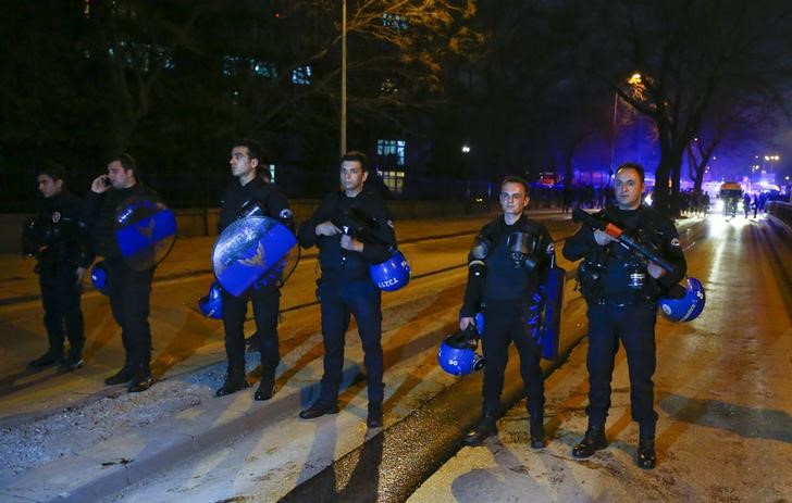 © Reuters. Policiais turcos bloqueiam rua após explosão em Ancara