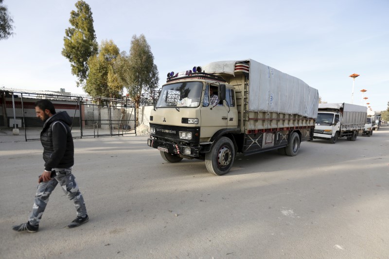 © Reuters. Un convoy de ayuda humanitaria llega a suburbio sitiado de capital siria