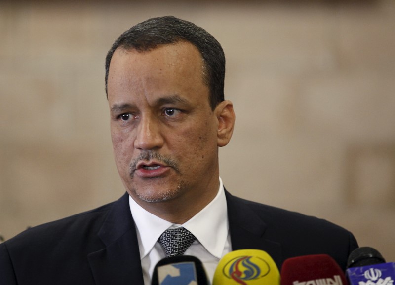 © Reuters. U.N. special envoy for Yemen, Ismail Ould Cheikh Ahmed speaks to the media upon departure after a five-day visit to Yemen's capital Sanaa 