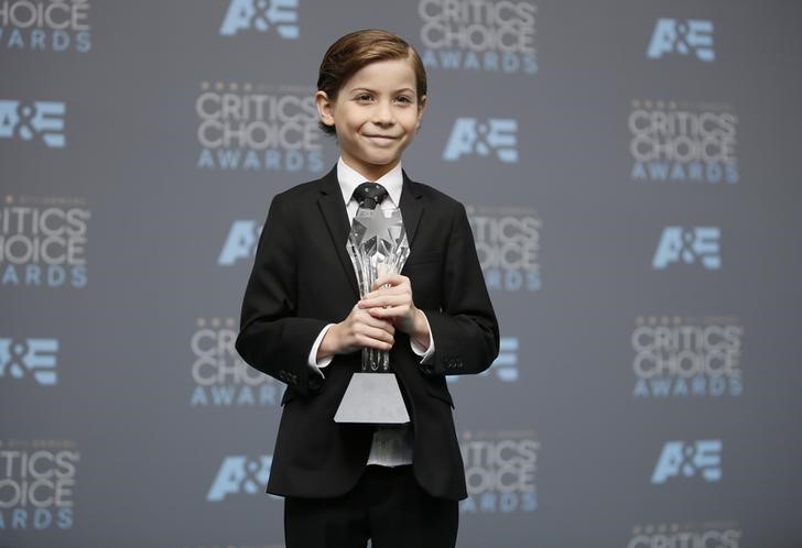 © Reuters. Ator Jacob Tremblay posa nos bastidores com seu prêmio de Melhor Ator Jovem por "O Quarto de Jack" no 21º Annual Critics' Choice Awards