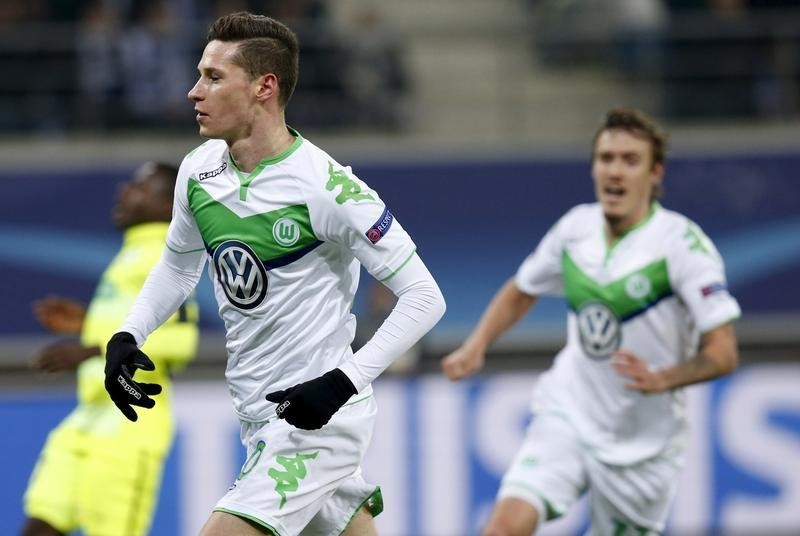 © Reuters. Julian Draxler comemora gol do Wolfsburg sobre o Ghent 