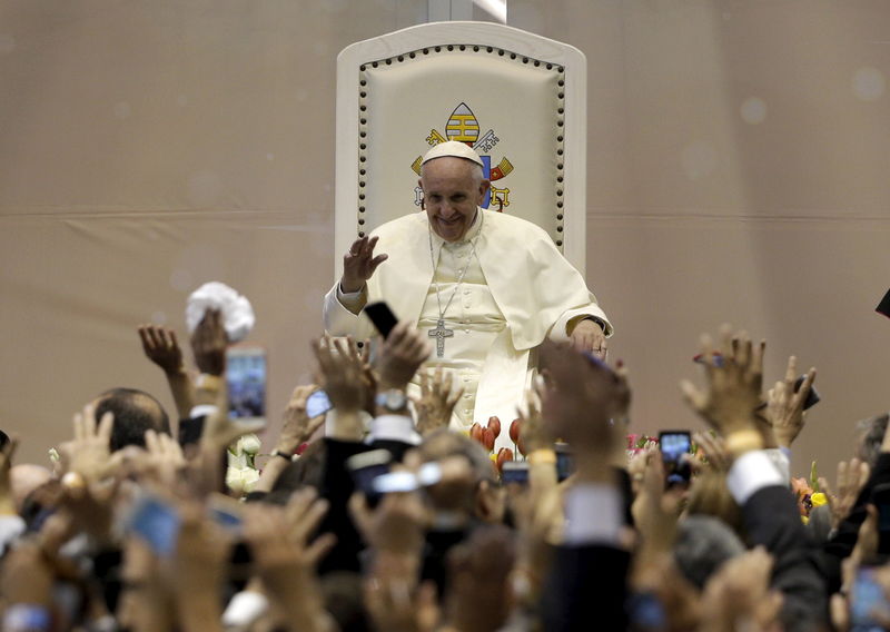 © Reuters. Papa Francisco acena em visita a instituição de ensino em Ciudad Juarez 