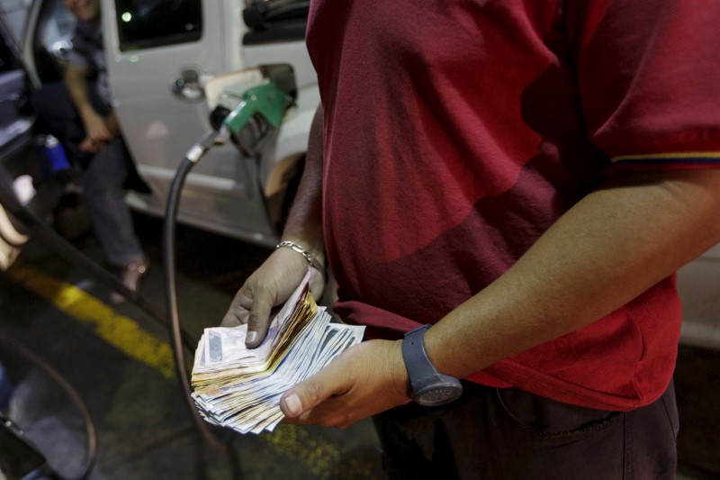 © Reuters. DÉVALUATION ET BOND DU PRIX DE L'ESSENCE AU VENEZUELA